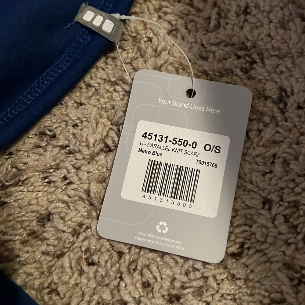 Elevate blue knit scarf with pockets NWT - Picture 2 of 3